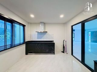 For sale 5 bedrooms house in Mueang Nonthaburi, Nonthaburi