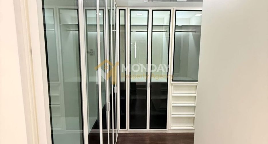 For sale 3 bedrooms condo in Yan Nawa, Bangkok