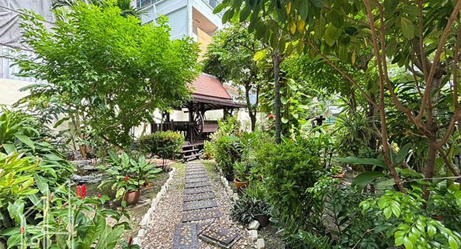 For rent 3 bedrooms condo in Watthana, Bangkok