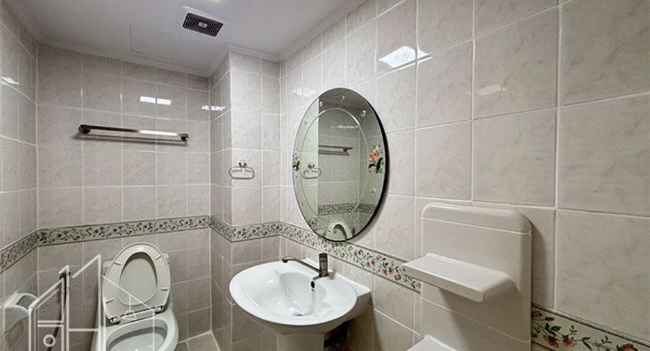 For rent 3 bedrooms apartment in Watthana, Bangkok