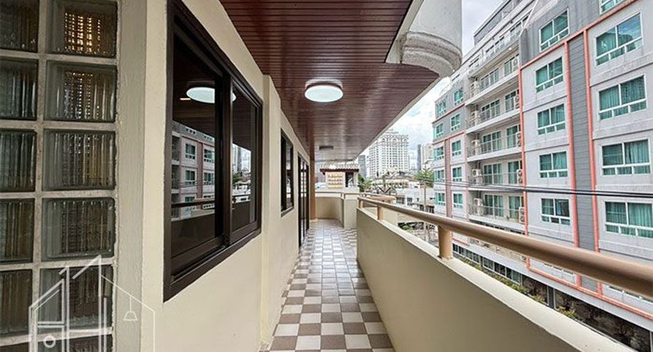 For rent 3 bedrooms apartment in Watthana, Bangkok