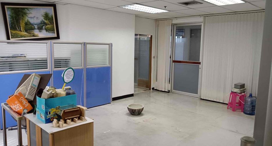 Oficina en venta y en alquiler de 1 habitaciones en Huai Khwang, Bangkok