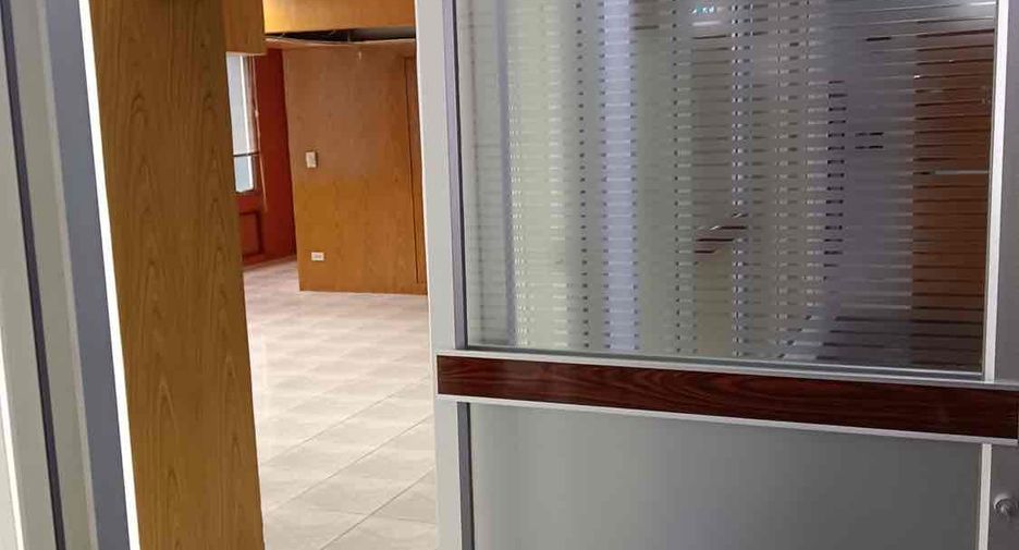 Oficina en venta y en alquiler de 1 habitaciones en Huai Khwang, Bangkok