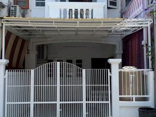 For rent 2 ベッドルーム house in Phra Khanong, Bangkok