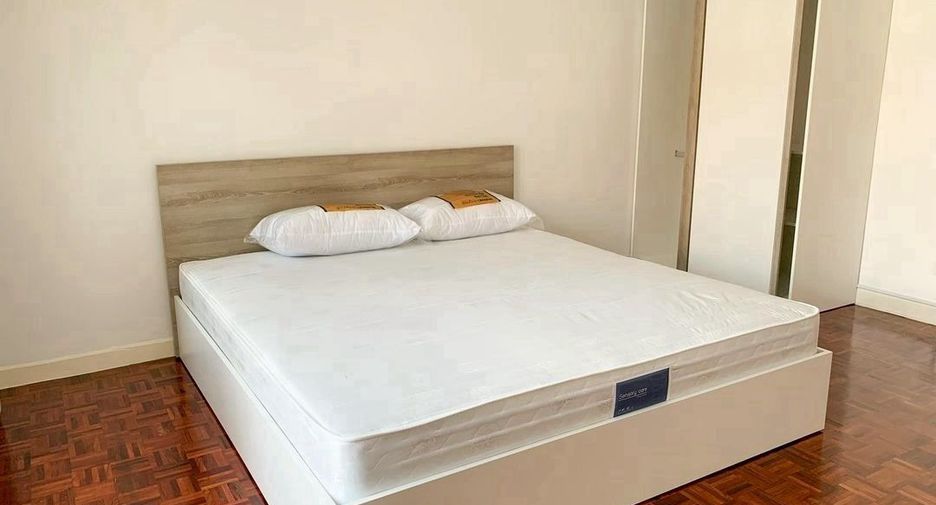 For rent 2 ベッドルーム house in Phra Khanong, Bangkok