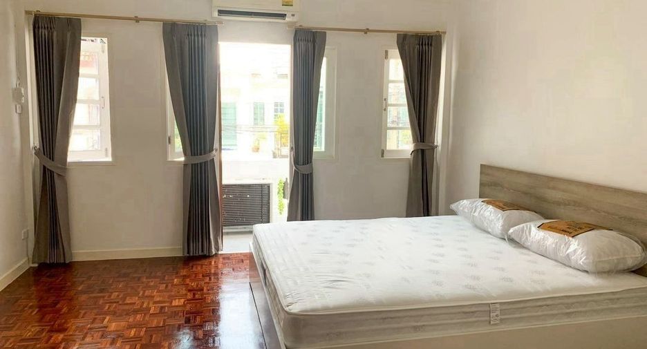 For rent 2 ベッドルーム house in Phra Khanong, Bangkok