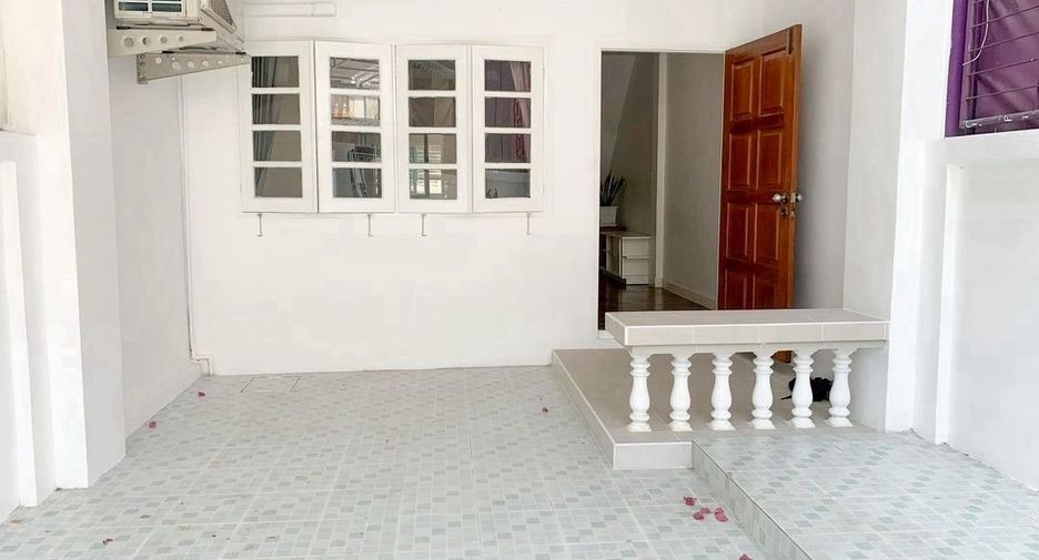 For rent 2 ベッドルーム house in Phra Khanong, Bangkok