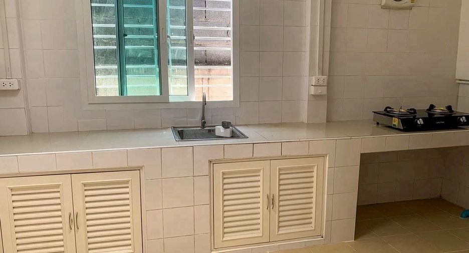 For rent 2 ベッドルーム house in Phra Khanong, Bangkok