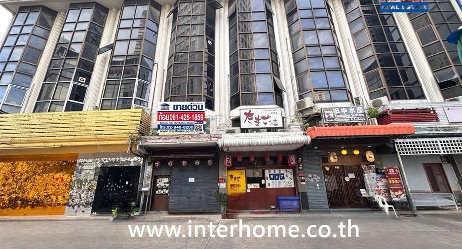 Local comercial en venta de 2 habitaciones en Khlong Toei, Bangkok