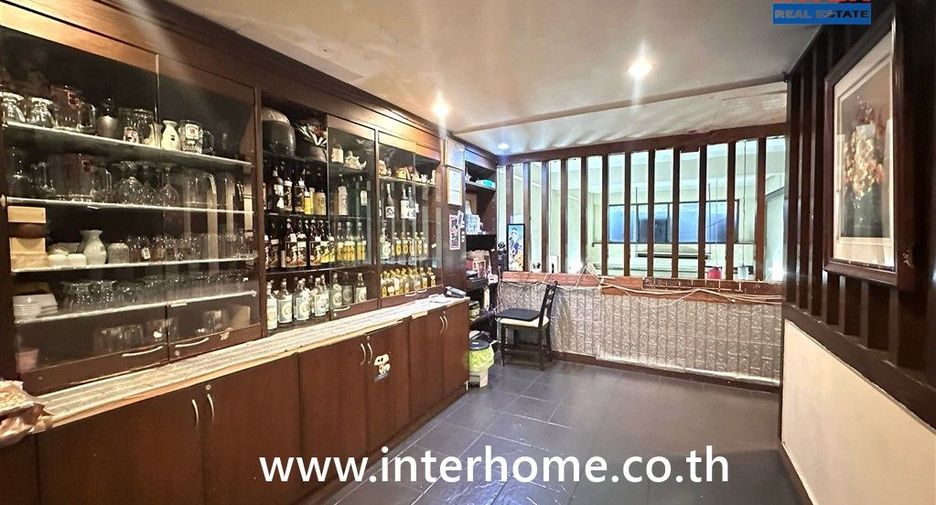 Local comercial en venta de 2 habitaciones en Khlong Toei, Bangkok