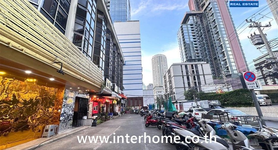 Local comercial en venta de 2 habitaciones en Khlong Toei, Bangkok