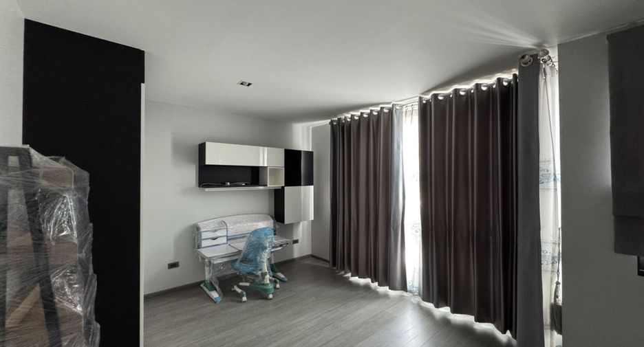 For rent 3 bedrooms townhouse in Lat Phrao, Bangkok