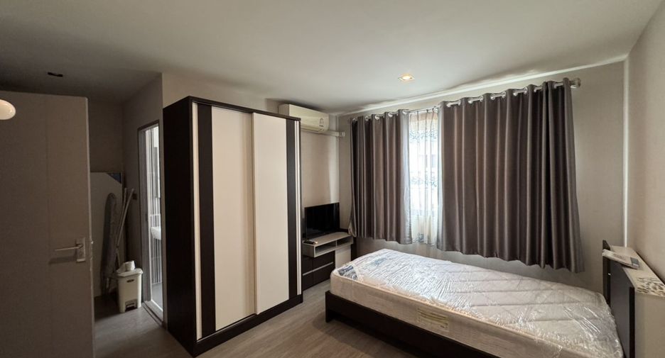 For rent 3 bedrooms townhouse in Lat Phrao, Bangkok
