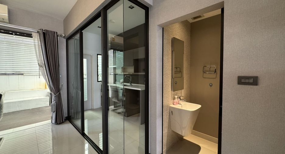 For rent 3 bedrooms townhouse in Lat Phrao, Bangkok