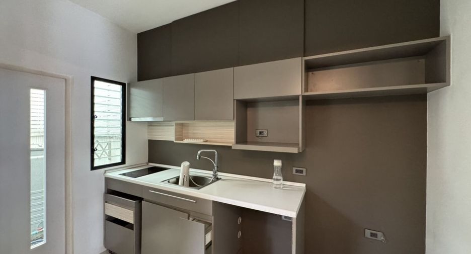 For rent 3 bedrooms townhouse in Lat Phrao, Bangkok