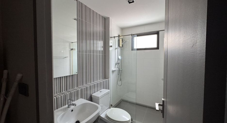 For rent 3 bedrooms townhouse in Lat Phrao, Bangkok