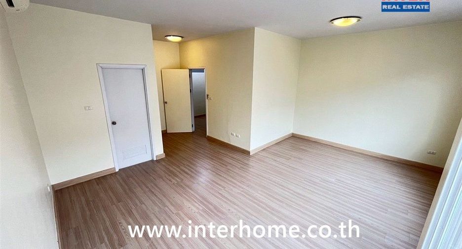 For sale 5 bedrooms townhouse in Saphan Sung, Bangkok