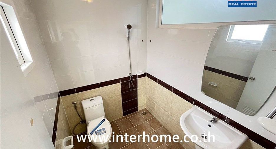 For sale 5 bedrooms townhouse in Saphan Sung, Bangkok