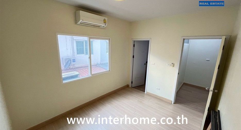 For sale 5 bedrooms townhouse in Saphan Sung, Bangkok