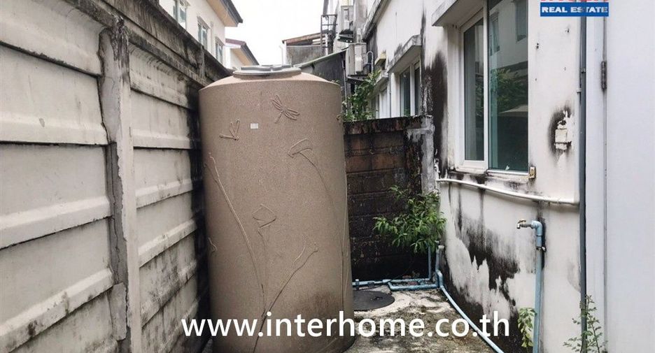 For sale 5 bedrooms townhouse in Saphan Sung, Bangkok
