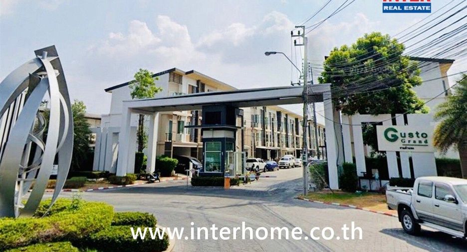 For sale 5 bedrooms townhouse in Saphan Sung, Bangkok