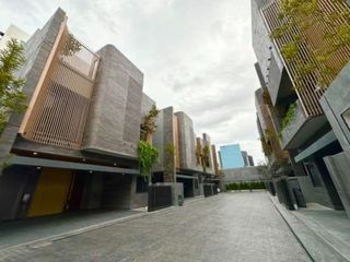 Casa en alquiler y en venta de 4 habitaciones en Chatuchak, Bangkok