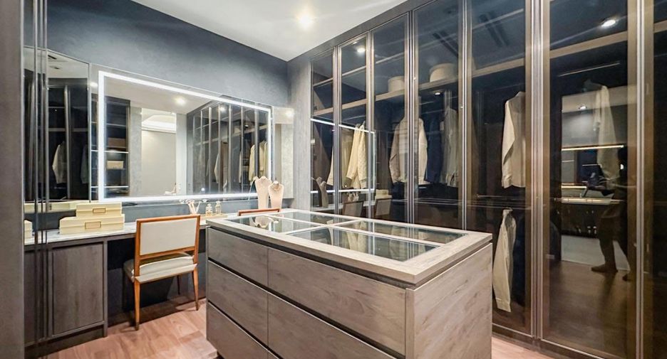 Casa en alquiler y en venta de 4 habitaciones en Chatuchak, Bangkok
