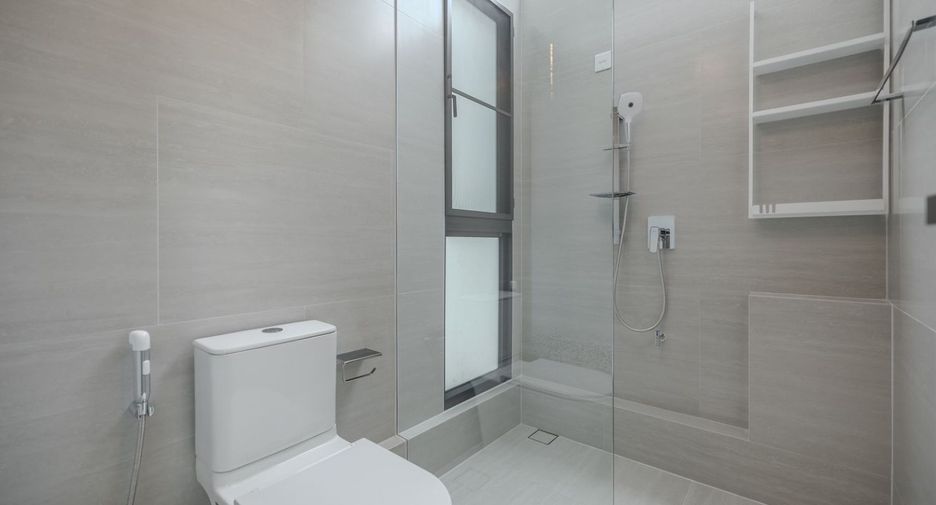 For rent and for sale 4 bedrooms house in Saphan Sung, Bangkok