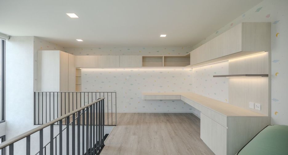 For rent and for sale 4 bedrooms house in Saphan Sung, Bangkok
