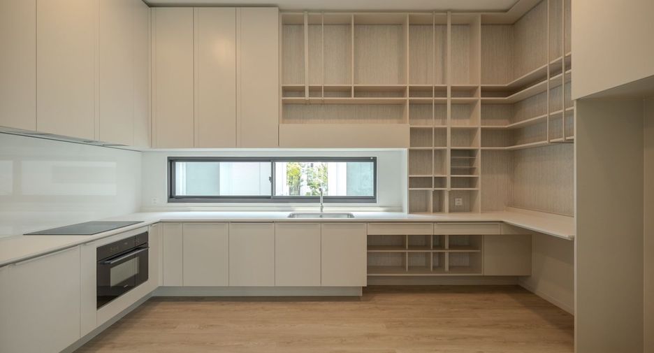For rent and for sale 4 bedrooms house in Saphan Sung, Bangkok