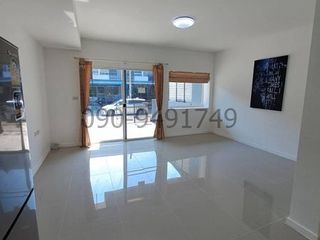 For rent 2 bedrooms townhouse in Phra Samut Chedi, Samut Prakan