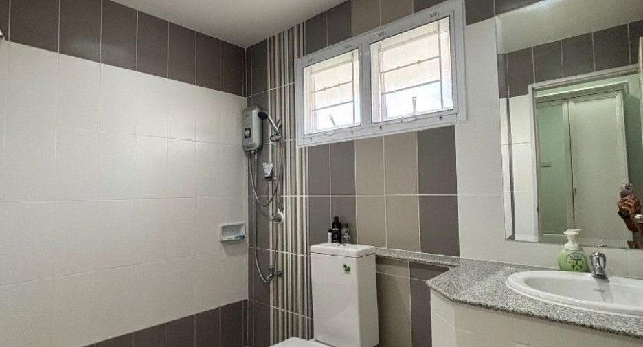 For sale 6 bedrooms house in Ban Bueng, Chonburi