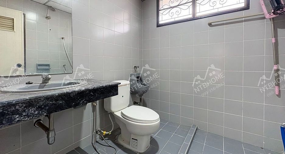 Haus zur Miete und zum Kauf mit 4 Zimmer in Pak Kret, Nonthaburi