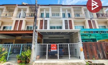 Casa adosada en alquiler y en venta de 4 habitaciones en Mueang Samut Prakan, Samut Prakan