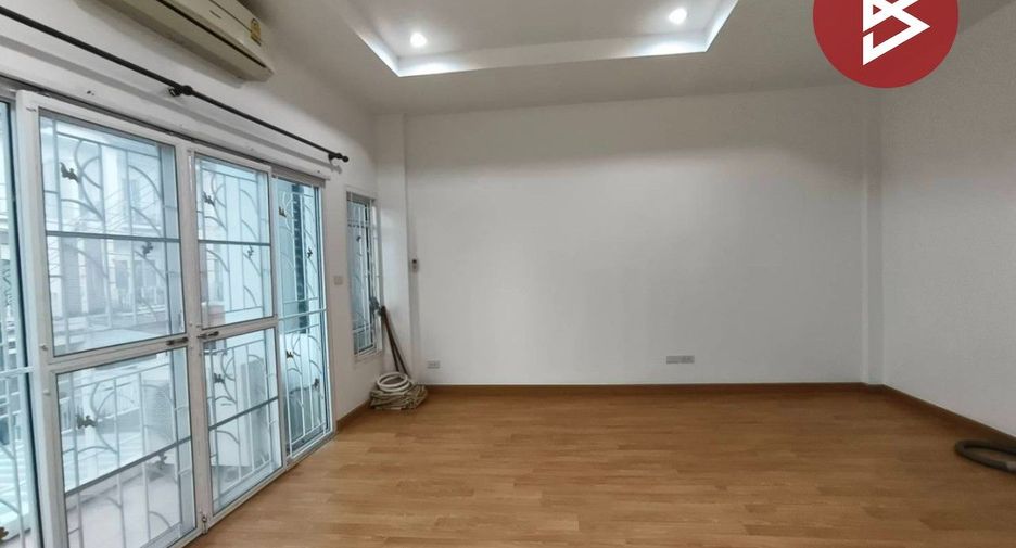 Casa adosada en alquiler y en venta de 4 habitaciones en Mueang Samut Prakan, Samut Prakan