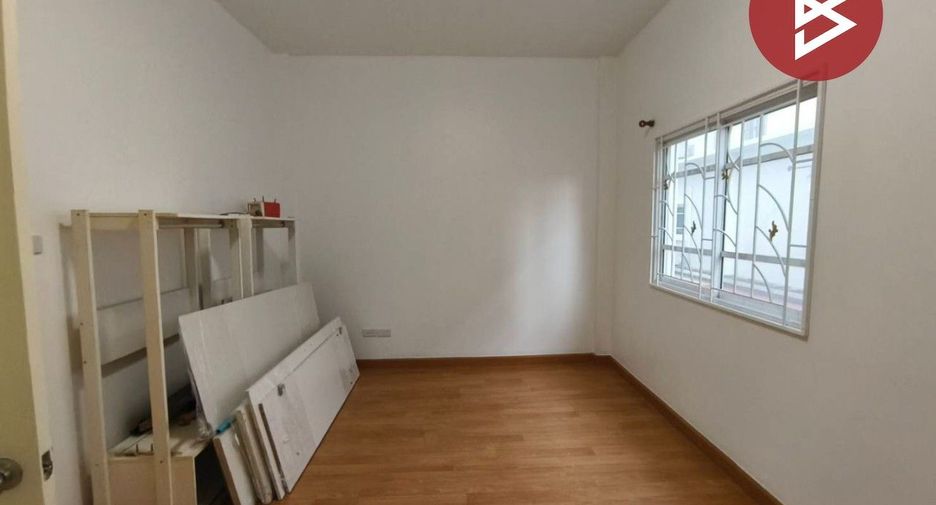 Casa adosada en alquiler y en venta de 4 habitaciones en Mueang Samut Prakan, Samut Prakan
