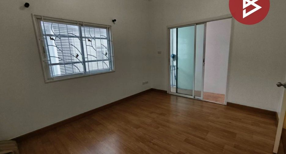 Casa adosada en alquiler y en venta de 4 habitaciones en Mueang Samut Prakan, Samut Prakan