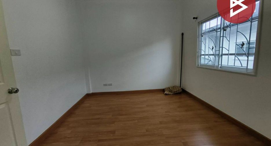Casa adosada en alquiler y en venta de 4 habitaciones en Mueang Samut Prakan, Samut Prakan