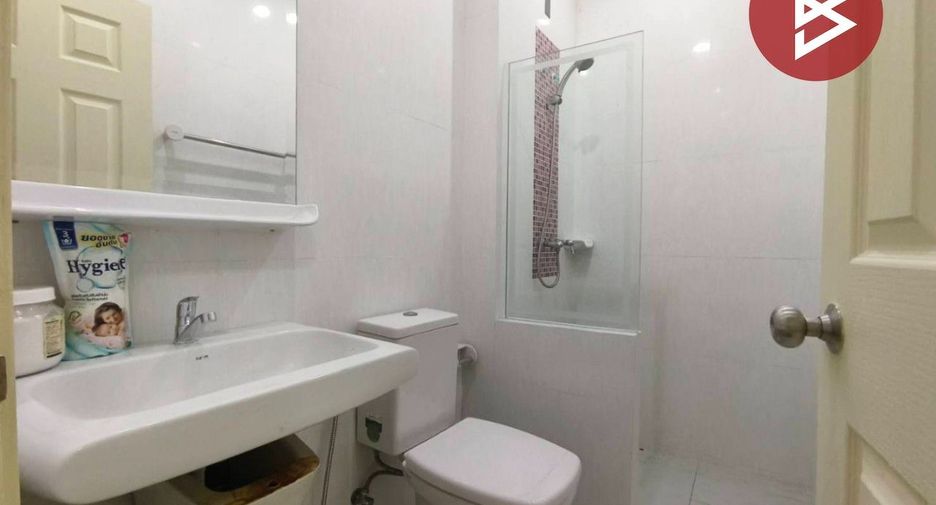 Casa adosada en alquiler y en venta de 4 habitaciones en Mueang Samut Prakan, Samut Prakan