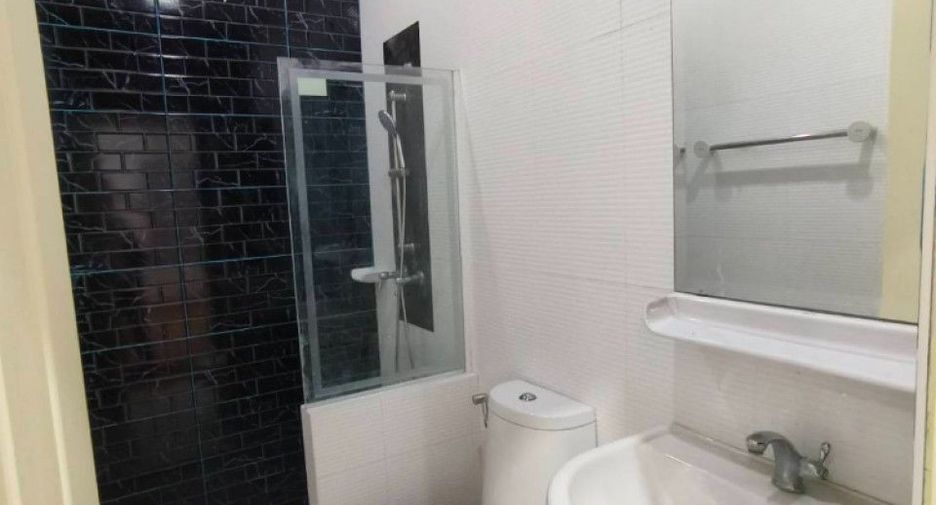 Casa adosada en alquiler y en venta de 4 habitaciones en Mueang Samut Prakan, Samut Prakan