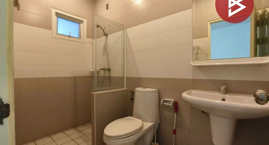 Casa adosada en alquiler y en venta de 4 habitaciones en Mueang Samut Prakan, Samut Prakan