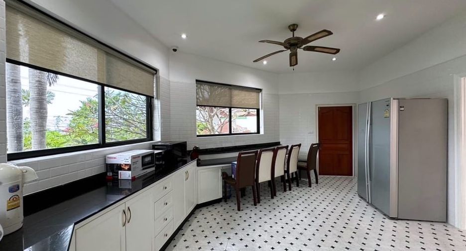For rent and for sale 4 bedrooms villa in Bang Lamung, Chonburi