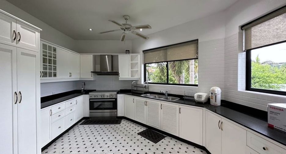 For rent and for sale 4 bedrooms villa in Bang Lamung, Chonburi