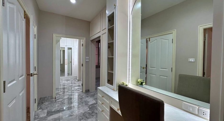 For rent and for sale 4 bedrooms villa in Bang Lamung, Chonburi