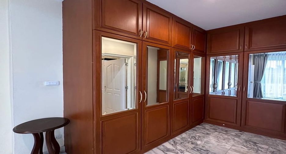 For rent and for sale 4 bedrooms villa in Bang Lamung, Chonburi