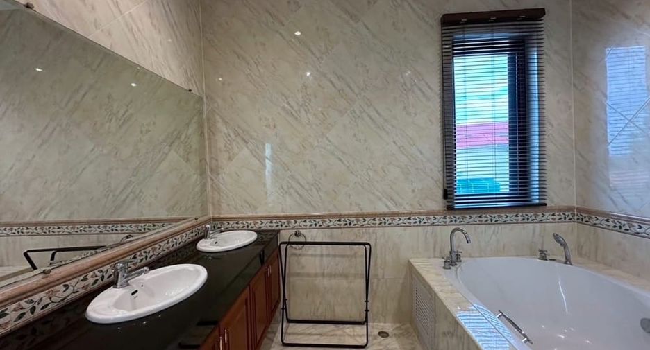 For rent and for sale 4 bedrooms villa in Bang Lamung, Chonburi