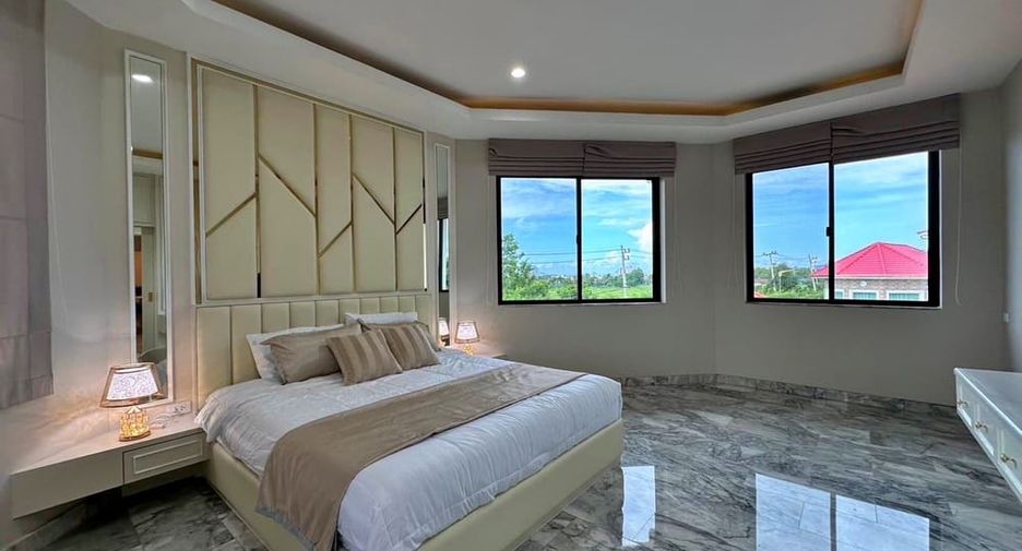 For rent and for sale 4 bedrooms villa in Bang Lamung, Chonburi