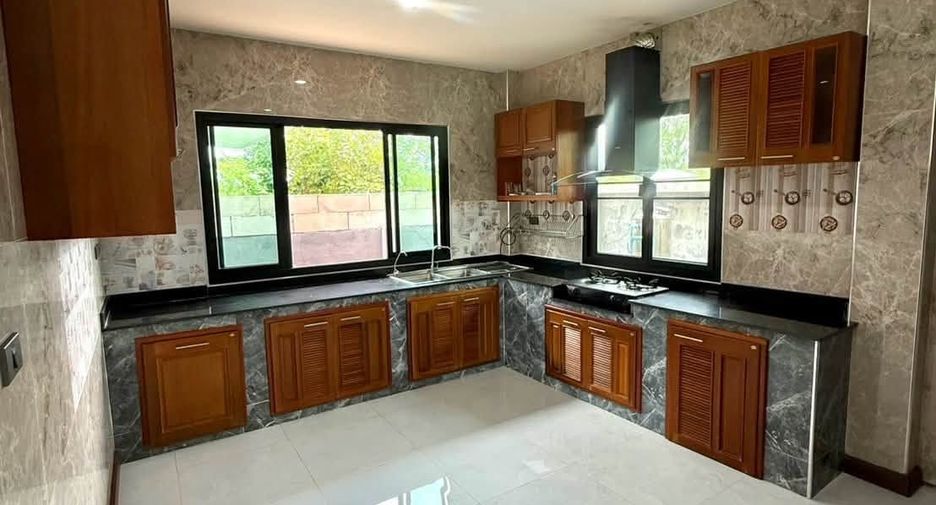 For rent and for sale 6 bedrooms villa in Mueang Chiang Mai, Chiang Mai