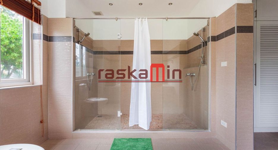 For rent 4 bedrooms villa in Bang Lamung, Chonburi