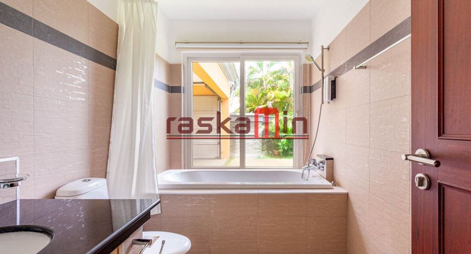For rent 4 bedrooms villa in Bang Lamung, Chonburi